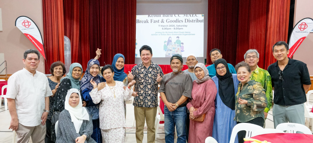 Our Adviser, Mr Kwek Hian Chuan Henry, joined residents to berbuka puasa at the Hari Raya Break Fast Gathering organised by the Kebun Baru MAEC.